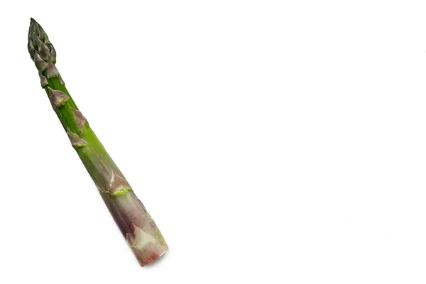 Een eetbare, rauwe stengels van asperges geïsoleerd op witte achtergrond. — Stockfoto