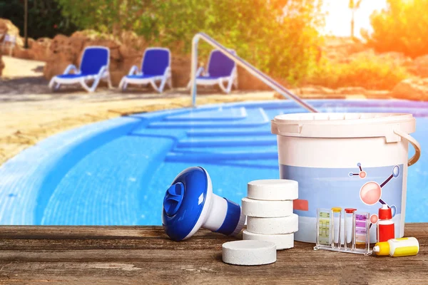Utrustning med kemiska rengöringsmedel och verktyg för underhåll av poolen. — Stockfoto