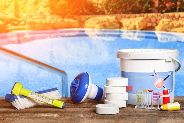 Equipamento com produtos de limpeza química e ferramentas para a manutenção da piscina . — Fotografia de Stock