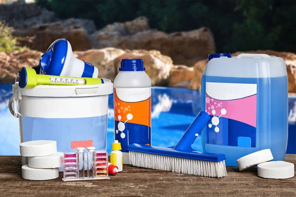 Equipamento com produtos de limpeza química e ferramentas para a manutenção da piscina . — Fotografia de Stock