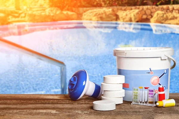 Equipos con productos químicos de limpieza y herramientas para el mantenimiento de la piscina . —  Fotos de Stock