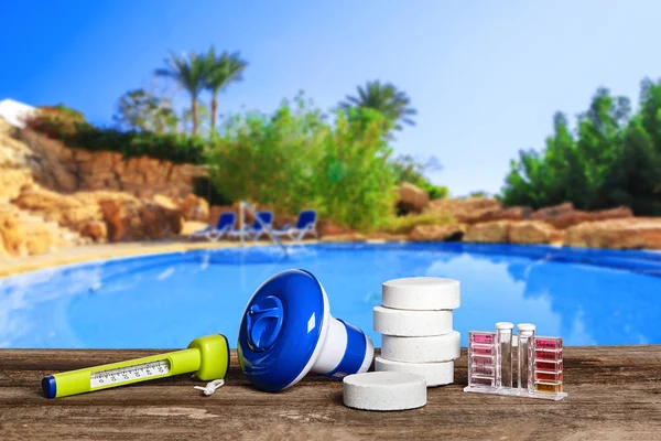 Equipos con productos químicos de limpieza y herramientas para el mantenimiento de la piscina . —  Fotos de Stock