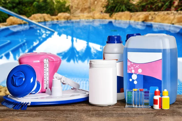 Sprzęt z chemicznymi produktami czyszczącym i narzędziami do pielęgnacji basenu. — Zdjęcie stockowe