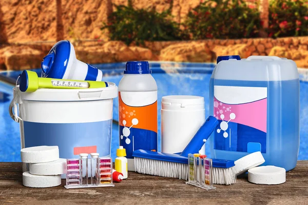 Sprzęt z chemicznymi produktami czyszczącym i narzędziami do pielęgnacji basenu. — Zdjęcie stockowe