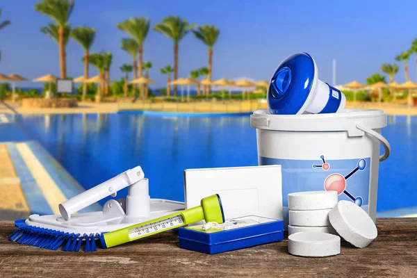 Utrustning med kemiska rengöringsmedel och verktyg för underhåll av poolen. — Stockfoto