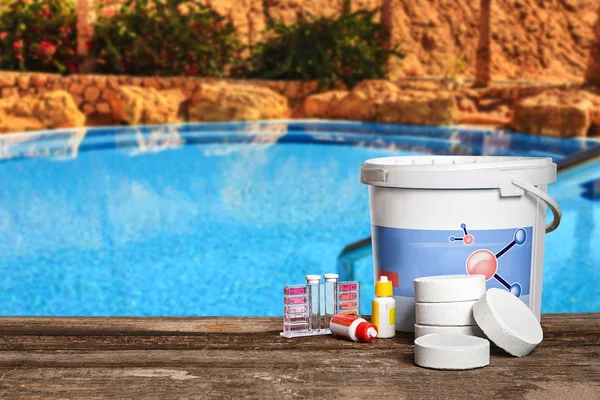 Equipos con productos químicos de limpieza y herramientas para el mantenimiento de la piscina . —  Fotos de Stock