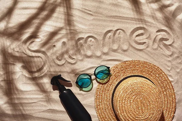 Reizigers vakantie accessoires zijn aangelegd op een wit strand zand. Vlakke lay, bovenaanzicht. — Stockfoto