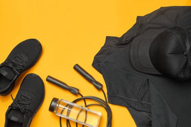 Sarı bir arka plan üzerinde bir spor salonu aksesuarları yakın çekim stüdyo çekimi. Üst görünüm, düz yatıyordu.