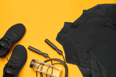 Sarı bir arka plan üzerinde bir spor salonu aksesuarları yakın çekim stüdyo çekimi. Üst görünüm, düz yatıyordu.