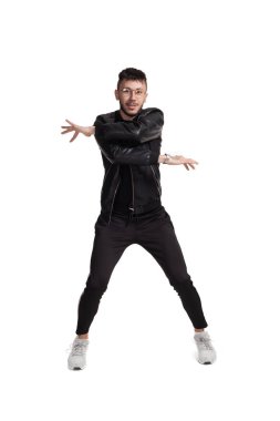 Beyaz arka planda izole stüdyoda dans komik bir adam tam uzunlukta fotoğraf.