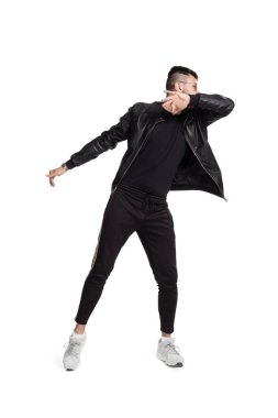 Beyaz arka planda izole stüdyoda dans komik bir adam tam uzunlukta fotoğraf.