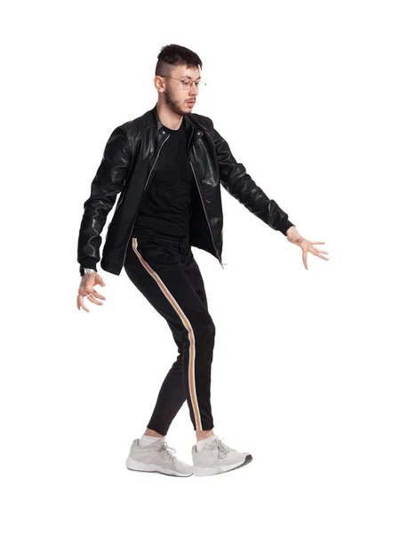 Full-μήκος φωτογραφία του ένα αστείο τύπο που χορεύει σε στούντιο απομονωθεί σε λευκό φόντο. — Φωτογραφία Αρχείου