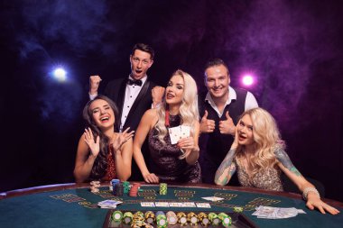 Bir grup zengin genç kumarhanede poker oynuyor..