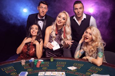 Bir grup zengin genç kumarhanede poker oynuyor..