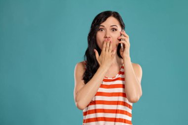 Mavi bir arka plan üzerinde poz muhteşem bir kız genç Stüdyo fotoğrafı.