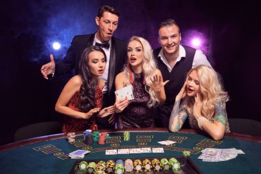 Bir grup zengin genç kumarhanede poker oynuyor..