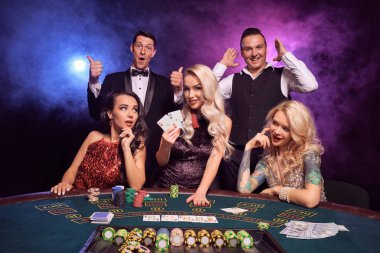 Bir grup zengin genç kumarhanede poker oynuyor..