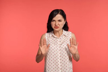 Pembe bir arka plan üzerinde poz güzel bir kız genç stüdyo çekim.