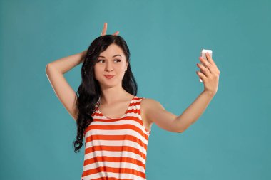 Mavi bir arka plan üzerinde poz muhteşem bir kız genç Stüdyo fotoğrafı.