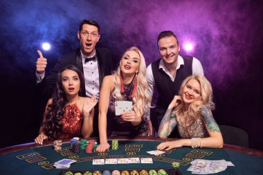 Bir grup zengin genç kumarhanede poker oynuyor..