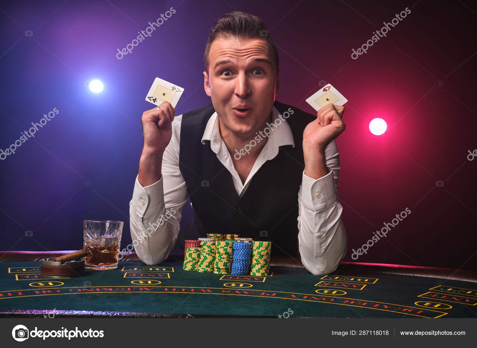 有钱人正在打扑克,在黑色背景的赌场兴奋. ——图库图片© nazarov.dnepr@gmail.com #287118018