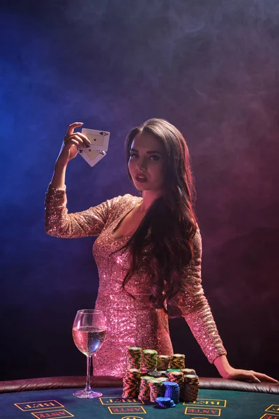 Menina morena com um penteado perfeito e maquiagem brilhante está posando com cartas de baralho em suas mãos. Casino, poker . — Fotografia de Stock