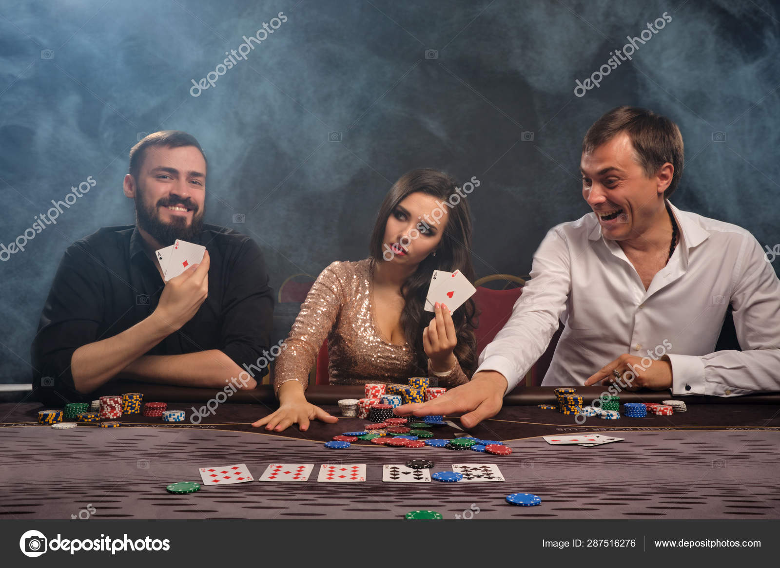 Amigos se divertindo jogando poker