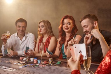 Bir grup zengin genç kumarhanede poker oynuyor..