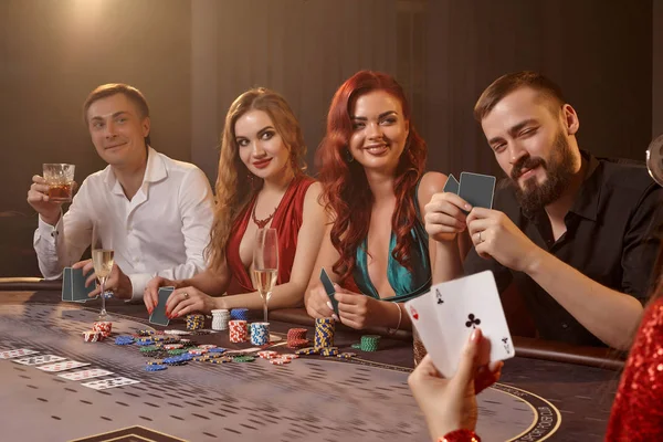 Gruppe junger reicher Freunde pokert in einem Casino. — Stockfoto