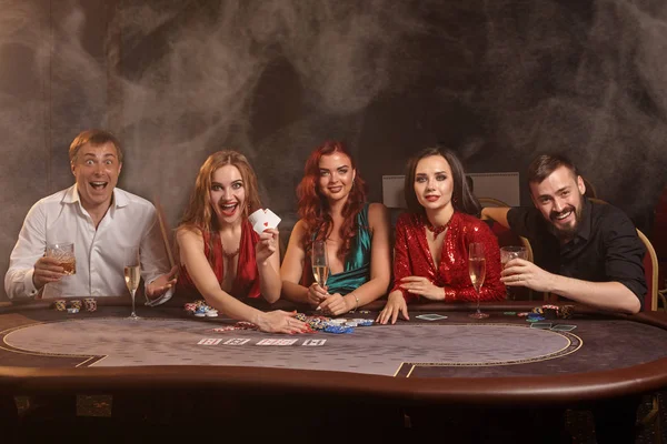 Ομάδα νέων πλούσιων φίλων παίζουν πόκερ σε καζίνο.. — Φωτογραφία Αρχείου