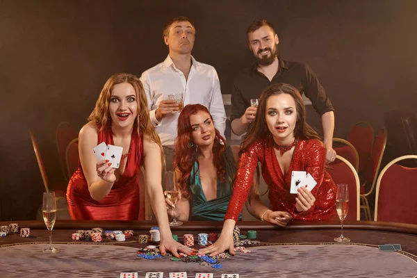 Grupo de jovens amigos ricos estão jogando poker em um cassino . — Fotografia de Stock