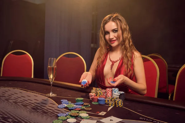 Charmante Frau mit einer schönen Frisur und perfektem Make-up spielt Poker. Casino. — Stockfoto