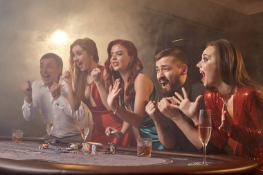 Bir grup zengin genç kumarhanede poker oynuyor..