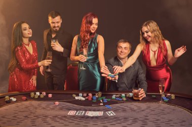 Bir grup zengin genç kumarhanede poker oynuyor..