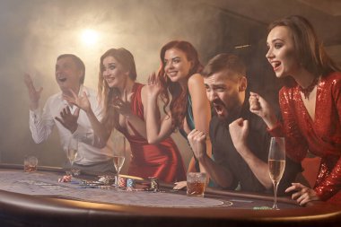 Bir grup zengin genç kumarhanede poker oynuyor..