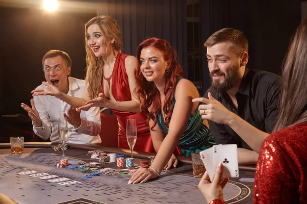 एक तरुण श्रीमंत मित्रांचा गट एक गायन येथे पोकर खेळत आहेत . — स्टॉक फोटो, इमेज