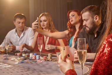 Bir grup zengin genç kumarhanede poker oynuyor..