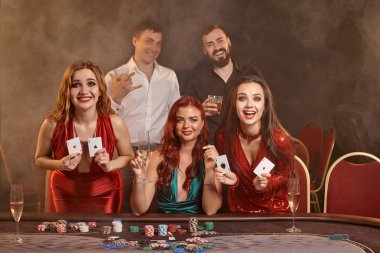 Bir grup zengin genç kumarhanede poker oynuyor..