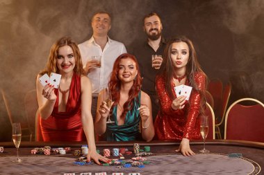 Bir grup zengin genç kumarhanede poker oynuyor..