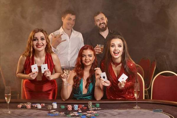 Grupo de jovens amigos ricos estão jogando poker em um cassino . — Fotografia de Stock