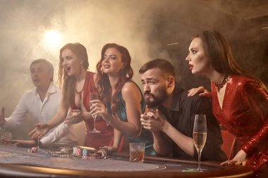 Bir grup zengin genç kumarhanede poker oynuyor..