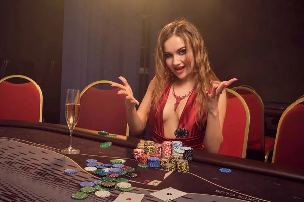 Γοητευτική γυναίκα με όμορφο χτένισμα και τέλειο μακιγιάζ παίζει πόκερ. Καζίνο. — Φωτογραφία Αρχείου