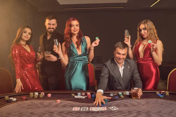 Sekelompok teman muda kaya bermain poker di kasino. — Stok Foto