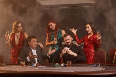 Bir grup zengin genç kumarhanede poker oynuyor..