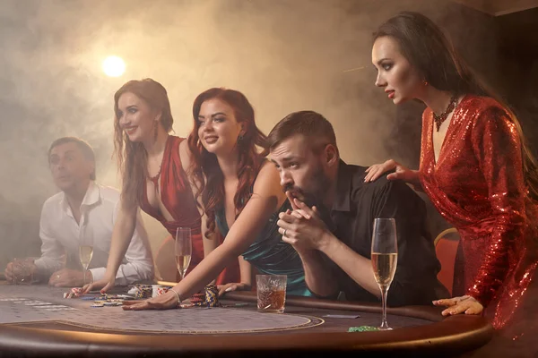 Bir grup zengin genç kumarhanede poker oynuyor..