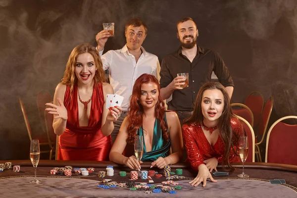 Groupe d'un jeune riche amis jouent au poker dans un casino . — Photo