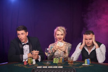 Bir grup zengin genç kumarhanede poker oynuyor..