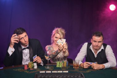 Bir grup zengin genç kumarhanede poker oynuyor..