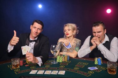 Bir grup zengin genç kumarhanede poker oynuyor..