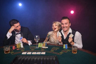 Bir grup zengin genç kumarhanede poker oynuyor..